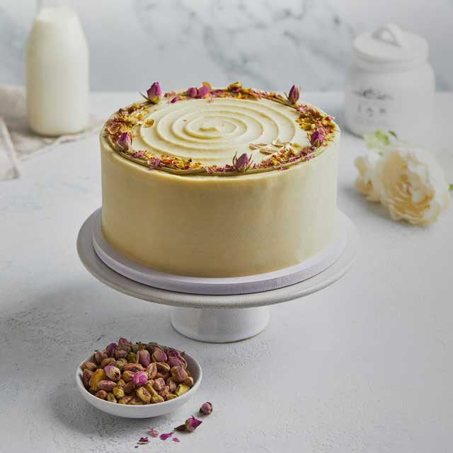 بتلات العطر الحمراء والبيضاء