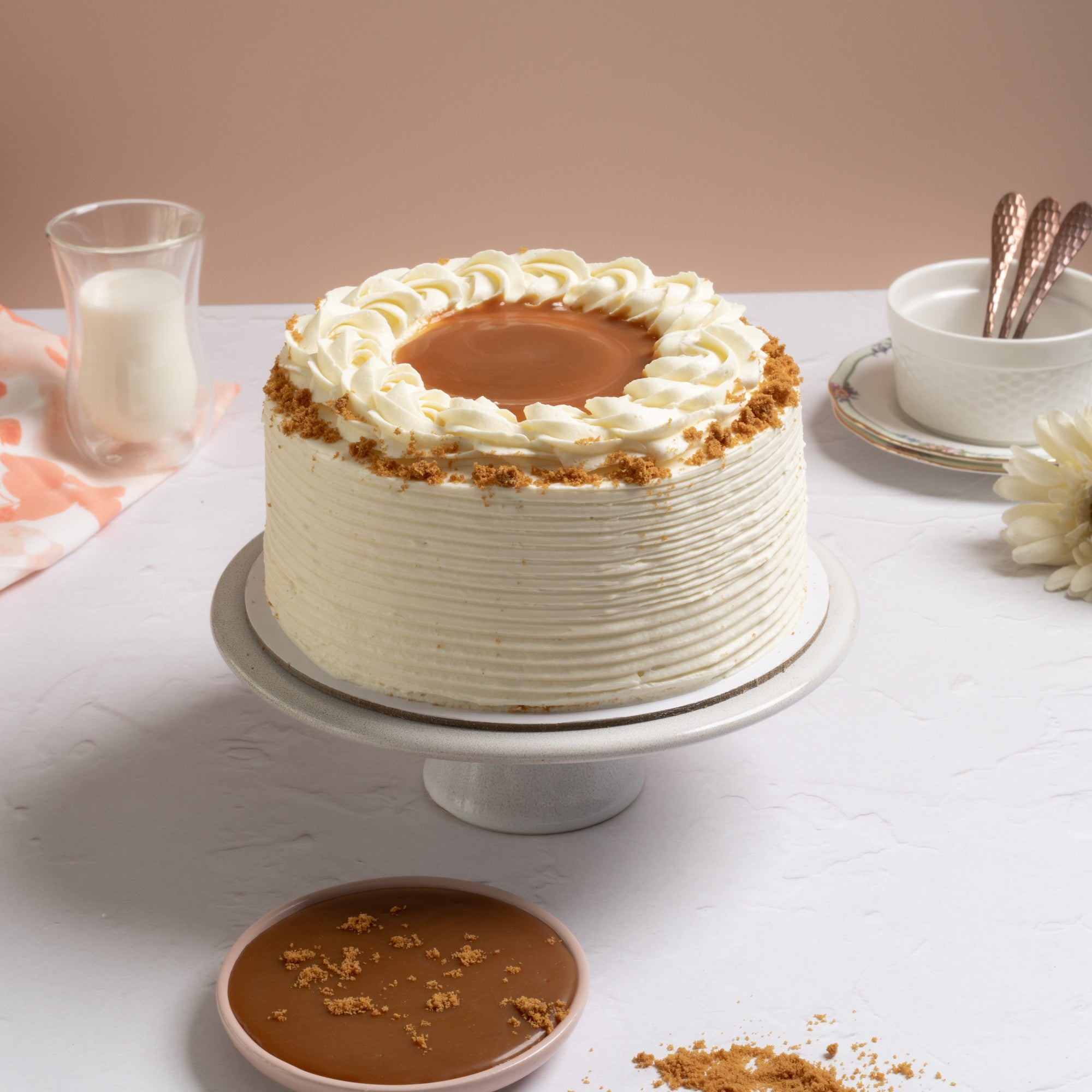 بتلات العطر الحمراء والبيضاء